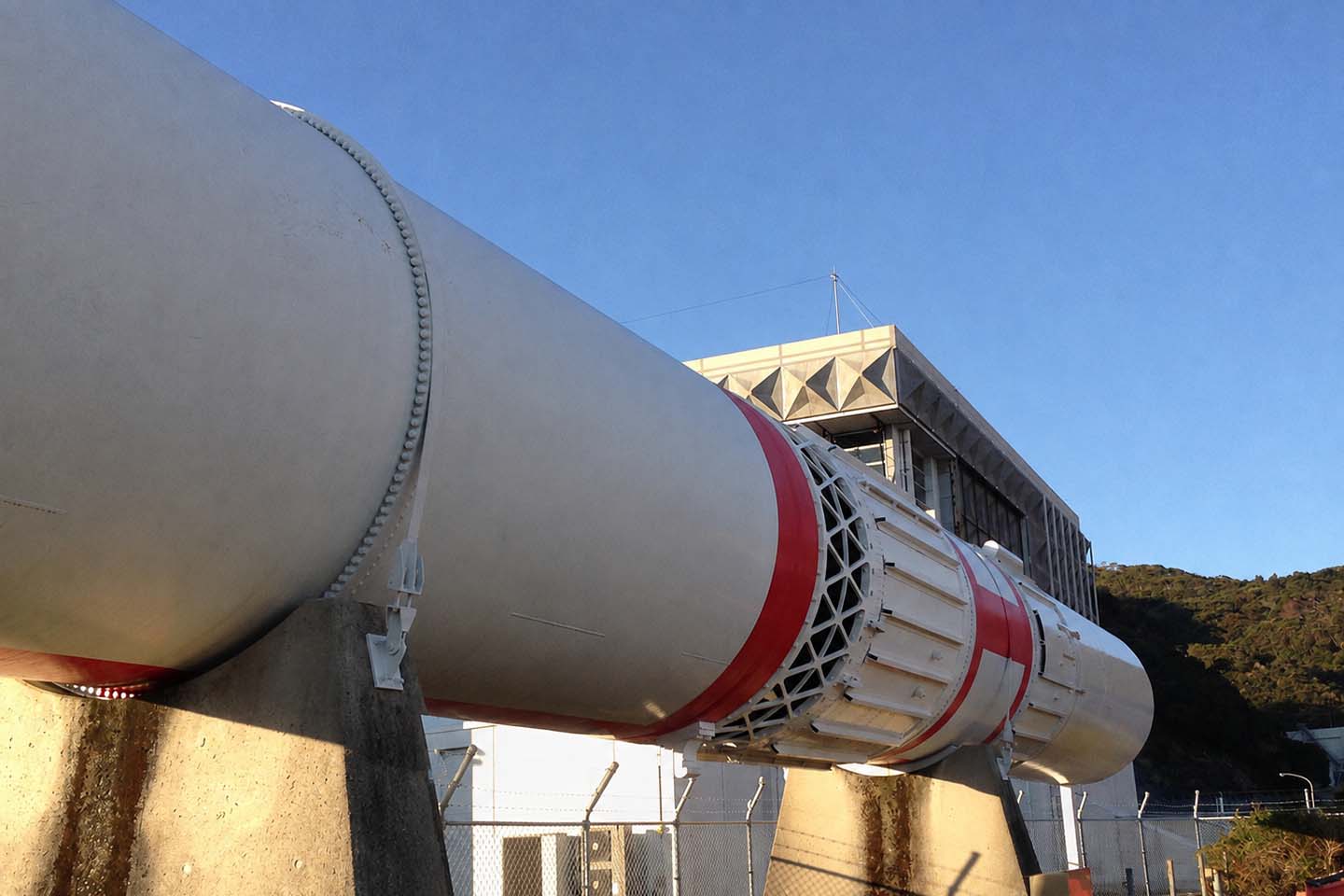 屋外に展示されたロケット
