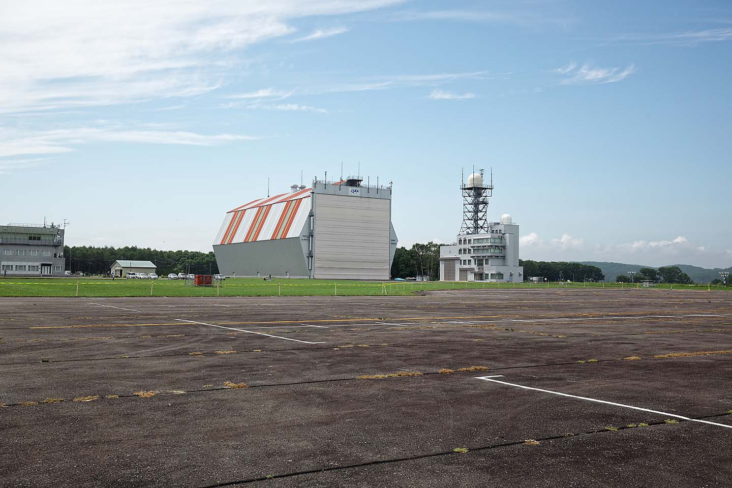 宇宙関連施設の外観と屋外スペース