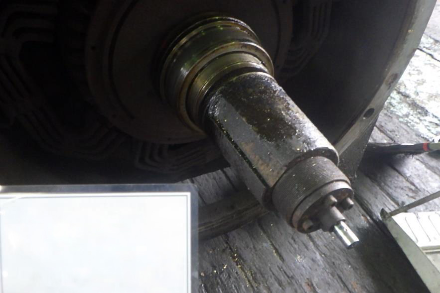 直流電動機の分解中(負荷側)
