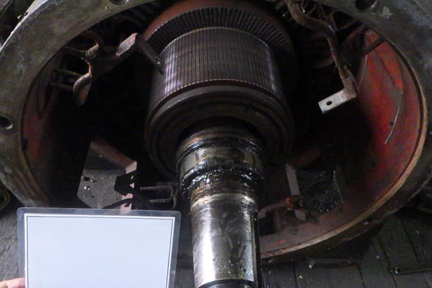 直流電動機の分解中(反負荷側)