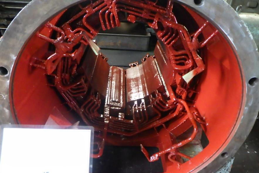 直流電動機の固定子巻線のワニス処理完了