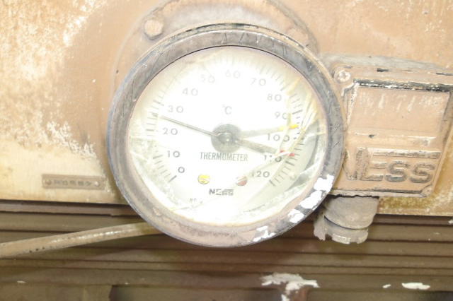 ガラス面が割れた電動機付属温度計