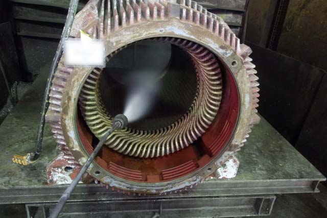 電動機外部の洗浄作業
